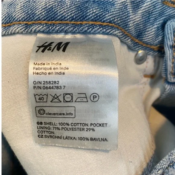 H&M Denim mini skirt. Medium wash. Size 6 - Picture 3 of 10